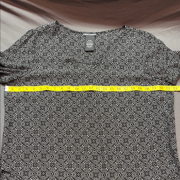 Chelsea & Theodore Long Sleeve Asymmetrical hem Black/White Graphic Blouse XL - Picture 4 of 7